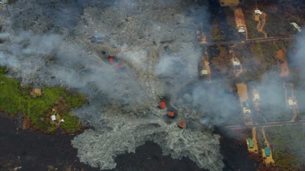 Flygfoto öppna sprickor vulkaniska lavaförstörande landskap — Stockvideo