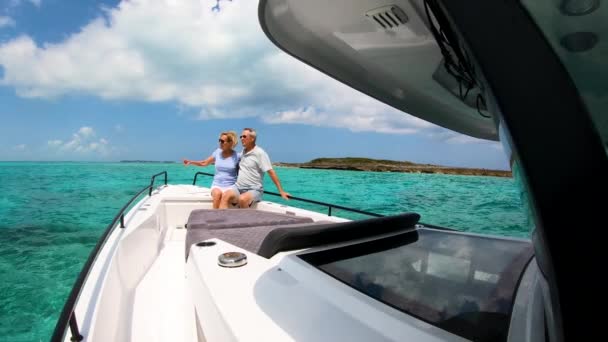 Szerető kaukázusi idős utazók vitorlázás jacht Bahama-szigetek — Stock videók