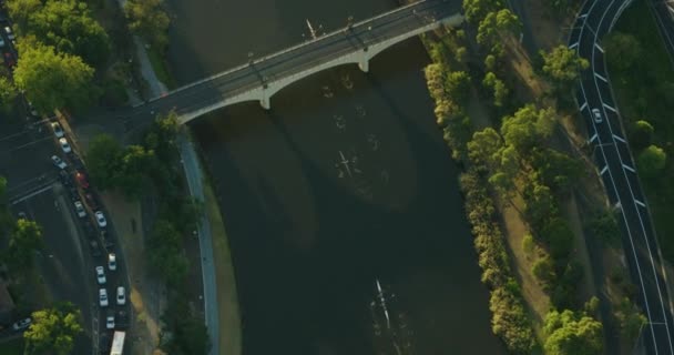 Lotniczy zachód słońca widok łodzi wioślarskich Yarra River Melbourne — Wideo stockowe