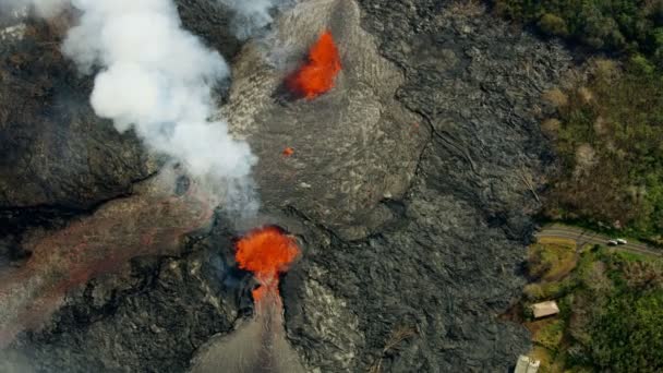 Luchtfoto van vulkanische lava verwoestend landschap Kilauea Hawaii — Stockvideo