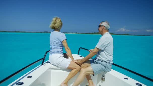 Lüks yelkenliyle Bahamalar 'ı rahatlatan kıdemli gezginler. — Stok video