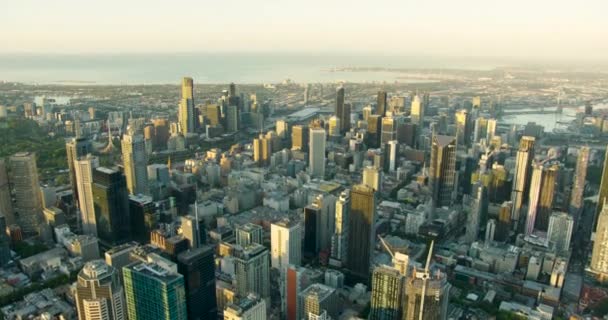 Aerial solopgang se kommercielle skyskrabere af Melbourne CBD – Stock-video