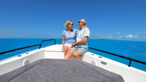 Zdraví senioři plachtění na luxusní plachetnici Bahamy — Stock video