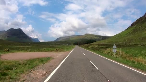 POV rijdt Glencoe Mountains rivier Coe Scotland UK — Stockvideo