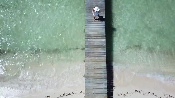白い太陽のドレスを身に着けている女性上の桟橋バハマ — ストック動画