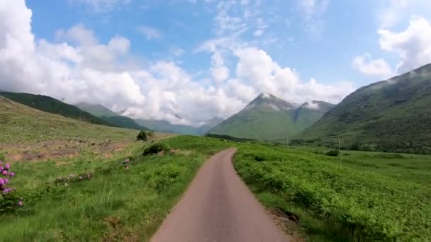 POV 가운 반하는 글 렌 강유 역 골짜기 숲 스코틀랜드 — 비디오