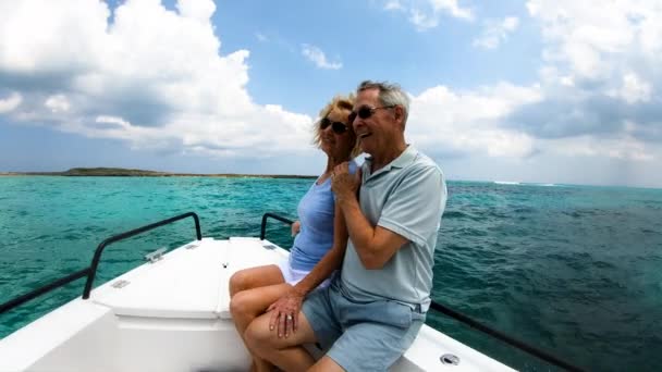 バハマでの休暇を楽しむヨットのシニアカップル — ストック動画