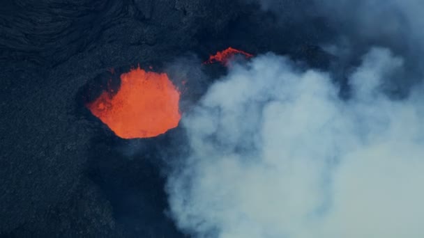 沸騰した火山赤熱溶岩の空中ビュー — ストック動画