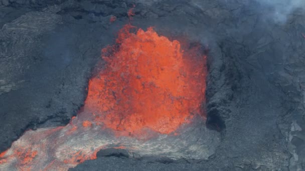 Flygande vulkaniska magma lavastenar bildade av lava — Stockvideo