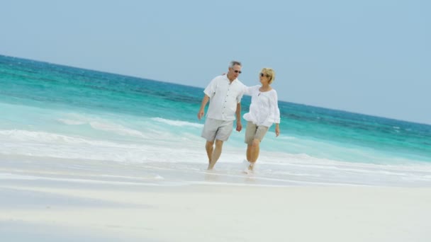 Saludable pareja de ancianos caminando en vacaciones en la playa Bahamas — Vídeo de stock