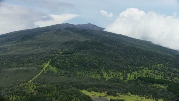 Widok z lotu palenia Mauna Kea uśpiony wulkan Hawaje — Wideo stockowe