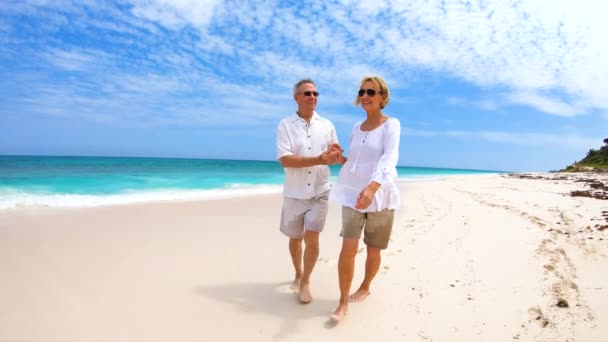 Pensionerade kaukasiska par koppla av på stranden utomhus Bahamas — Stockvideo