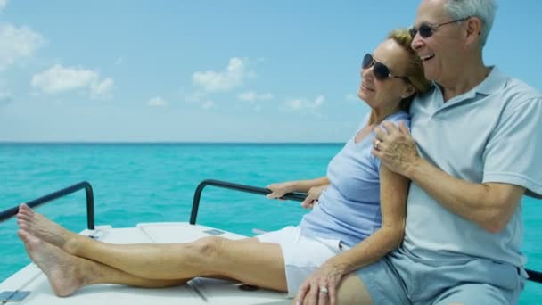 Saludable senior caucásico pareja juntos vela océano caribe — Vídeos de Stock