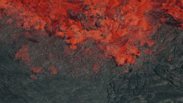Luchtfoto van hete vulkanische magma lava rots — Stockvideo