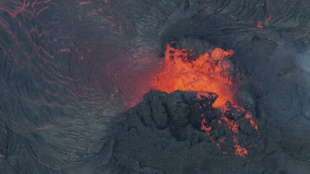 Vista aérea magma caliente que fluye de la corteza terrestre — Vídeos de Stock