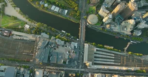 Pemandangan udara di Flinders Street Station Melbourne matahari terbit — Stok Video
