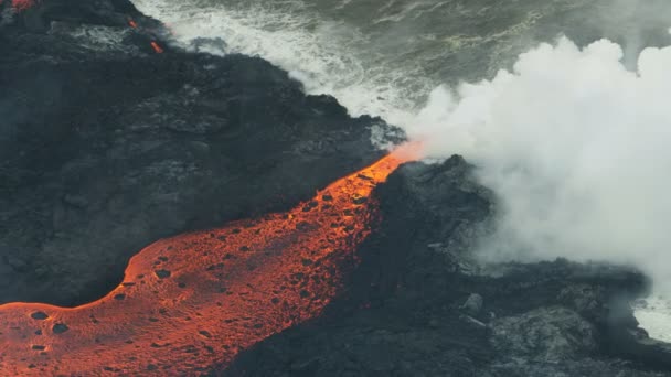 Vista aérea rio de lava vulcânica que flui mar Kilauea — Vídeo de Stock