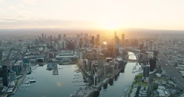 Sonnenaufgang aus der Luft über den Wolkenkratzern der Stadt Melbourne Australien — Stockvideo