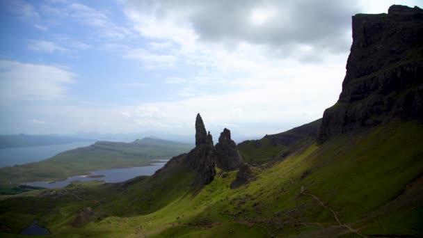 Pohled cestovatelů Scotlands Old Man of Storr UK — Stock video