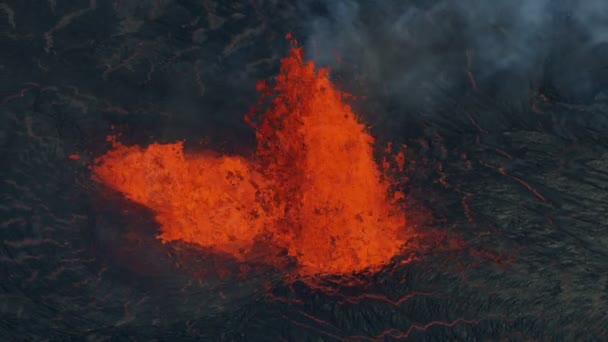 空中からの眺めレッドホット溶岩噴出火山 — ストック動画