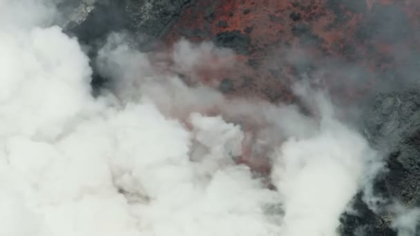 Rio aéreo de lava vulcânica ativa que flui o seaward — Vídeo de Stock