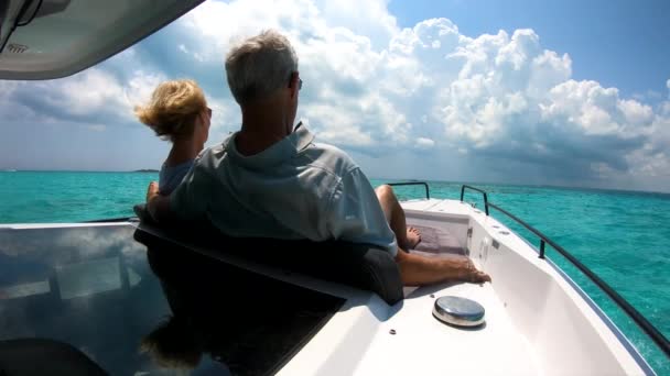 Idősebb pár a yachton élvezi a nyaralást vitorlázás Bahama-szigetek — Stock videók