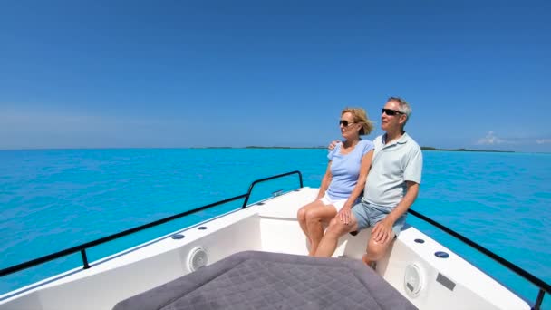 Despreocupado pareja jubilada teniendo viaje en yate al aire libre Bahamas — Vídeos de Stock