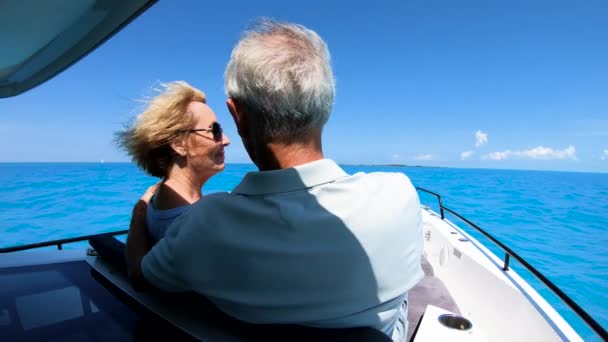 Happy laki-laki dan perempuan senior di perahu layar Bahama — Stok Video
