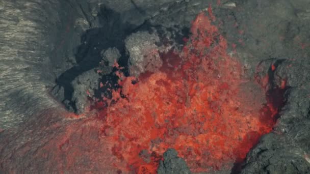 Vista aérea lava fundida caliente roja volcán en erupción — Vídeo de stock