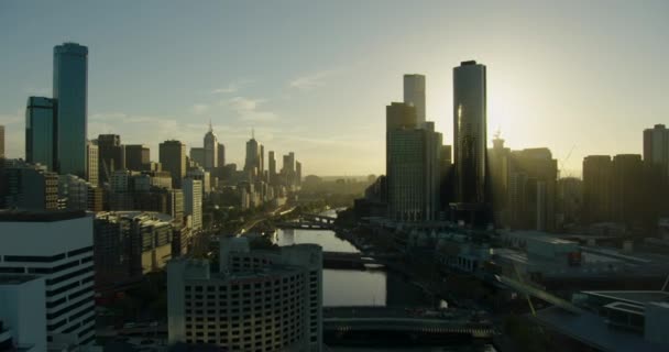 Letecký výhled na východ slunce mosty přes řeku Yarra Melbourne — Stock video