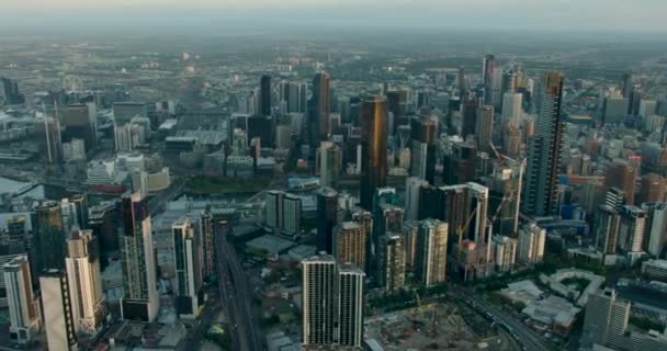 Vista aérea do nascer do sol em torno de arranha-céus de Melbourne CBD — Vídeo de Stock