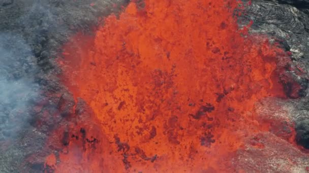 Luchtfoto hete lava rots vormen op de landing — Stockvideo