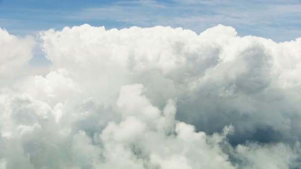 Letecká oblačnost obloha pohled plovoucí nadýchaný bílý mrak — Stock video