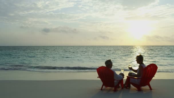 Romantisches kaukasisches Paar entspannt auf Stühlen in karibischer Lage — Stockvideo