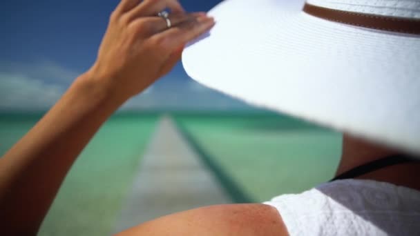 Atraktivní žena s bílým kloboukem na molu Bahamy — Stock video