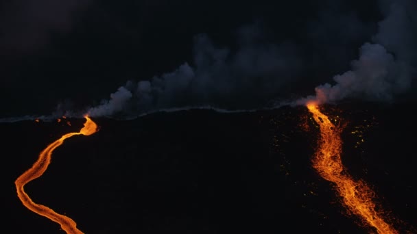 Aerial view molten lava pouring into Pacific ocean — Stock Video