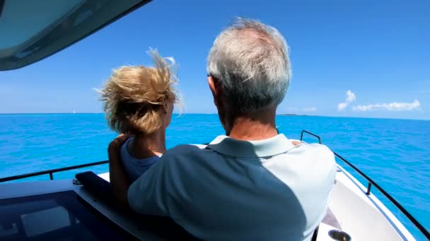 Reifes Paar auf Segelboot hat Spaß auf Bahamas — Stockvideo