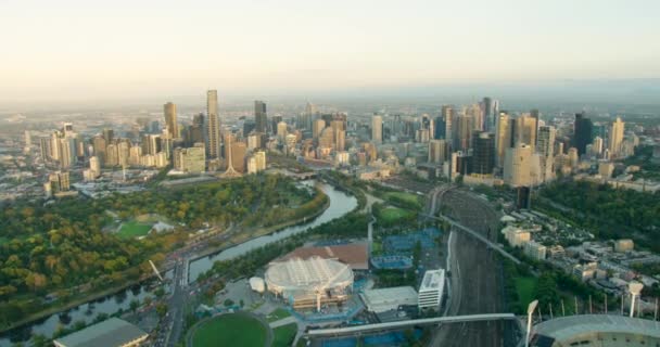Luftaufnahme Melbournes zentrales Geschäftsviertel bei Sonnenaufgang — Stockvideo