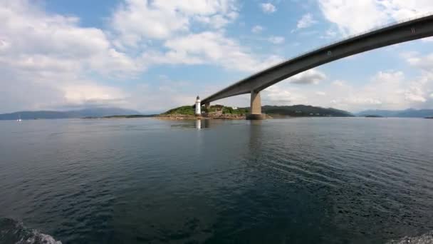 Blick auf Kyle von Lochalsh Skye Bridge und Leuchtturm — Stockvideo