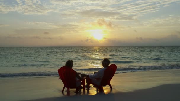 Nyugdíjas kaukázusi pár pihenés naplementekor Karib-szigetek — Stock videók