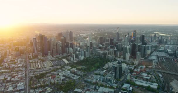 日の出の空の景色メルボルン市内のスカイラインオーストラリア — ストック動画