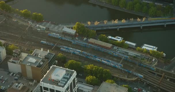 Luftaufnahme Zugfahren Flinders Street Station Melbourne — Stockvideo