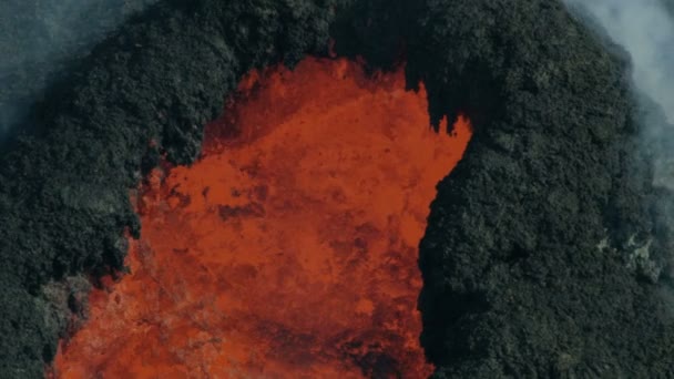 Luchtfoto rood hete gesmolten lava uitbarsting vulkaan — Stockvideo