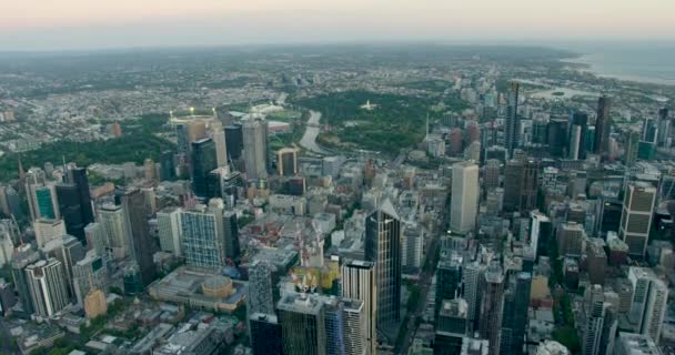 Luchtfoto zonsondergang uitzicht Melbourne CBD parken en stadions — Stockvideo