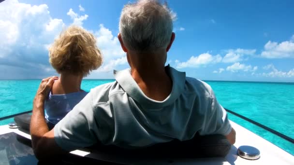 愛する退職した妻と夫オンヨットバハマ — ストック動画