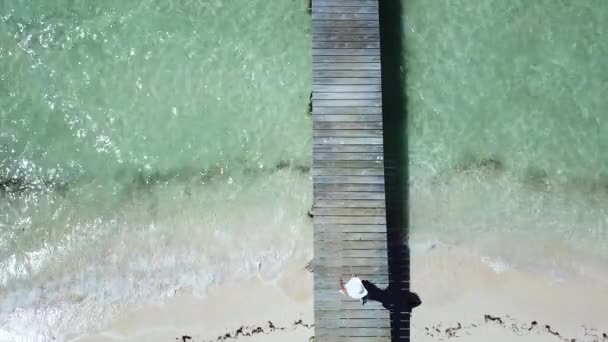 Joven hembra con sombrero blanco en embarcadero Bahamas — Vídeos de Stock