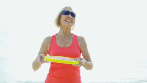 Dojrzałe kobieta korzystających emerytury działalności na plaży Bahamy — Wideo stockowe