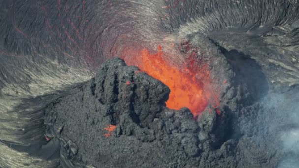 Luchtfoto heet magma stroomt uit aardkorst — Stockvideo