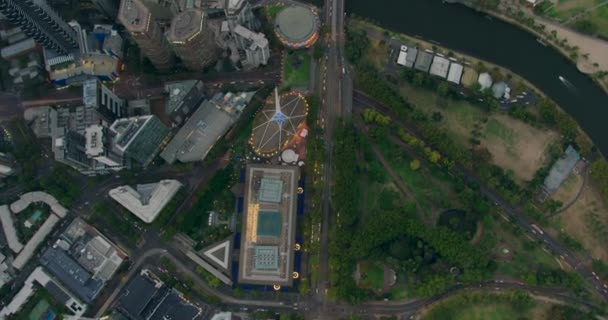 Luchtfoto bij zonsondergang Arts Centre torenspits Melbourne — Stockvideo