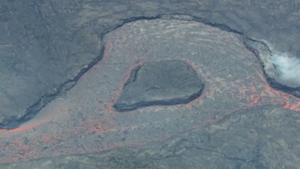 Luftaufnahme der fließenden natürlichen glühenden Lava — Stockvideo